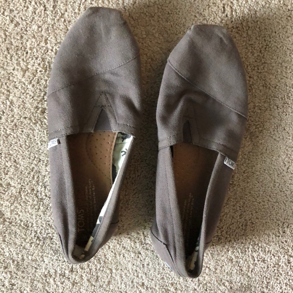 Grey toms SIZE 9